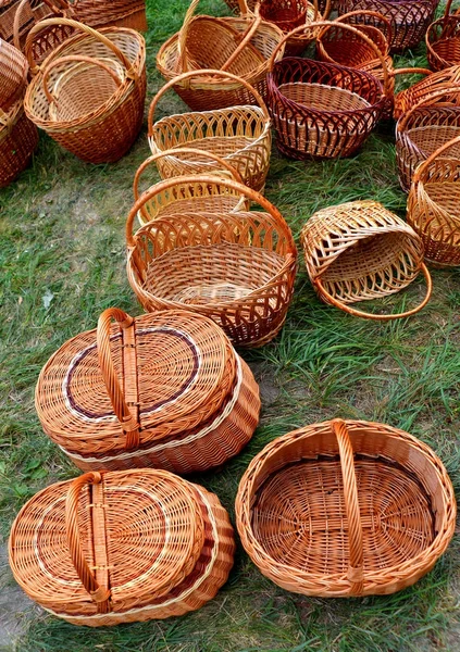 Many beautiful wicker baskets street market — Stock Photo, Image