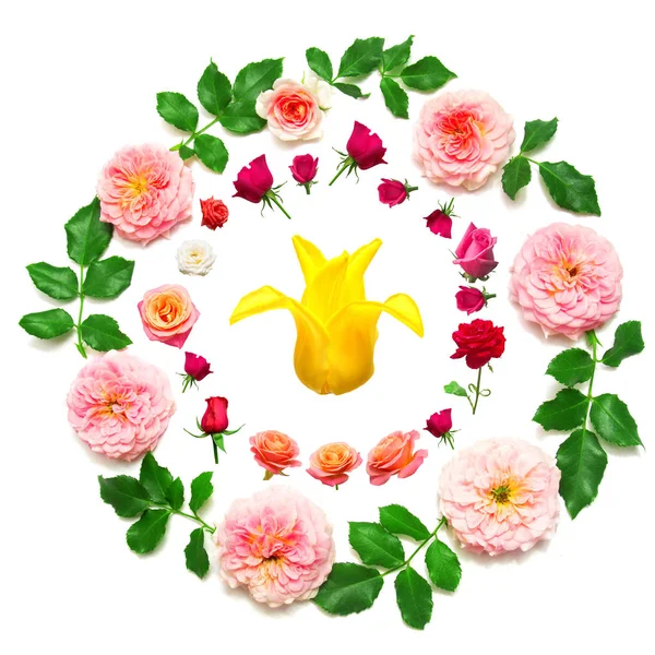 พวงหรีดที่มีใบไม้และดอกกุหลาบสีชมพูและทิวลิปสีเหลืองคือ — ภาพถ่ายสต็อก
