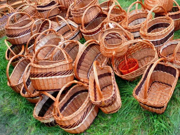 Birçok güzel hasır sepetleri semt pazarı