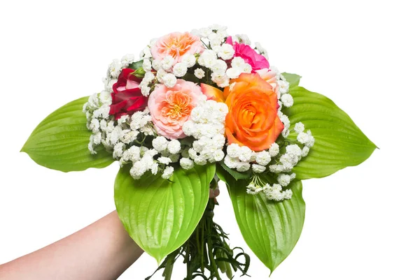 Buquê de uma noiva de belas rosas e yarrow com folha de hosta — Fotografia de Stock