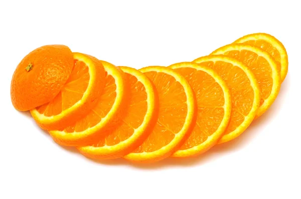 Cały pomarańczowy owoc i jego segmentów lub cantles na białym tle — Zdjęcie stockowe