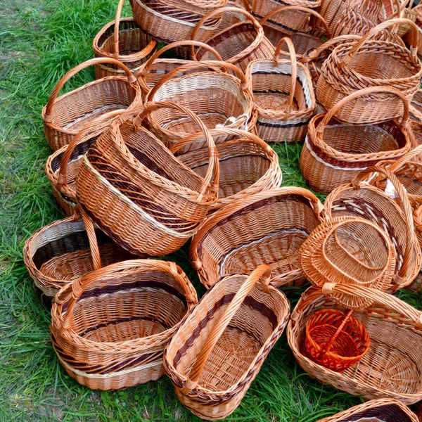 Many beautiful wicker baskets street market — Stock Photo, Image