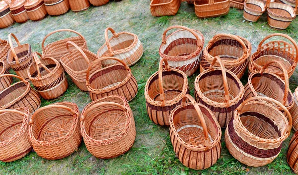 Birçok güzel hasır sepetleri semt pazarı