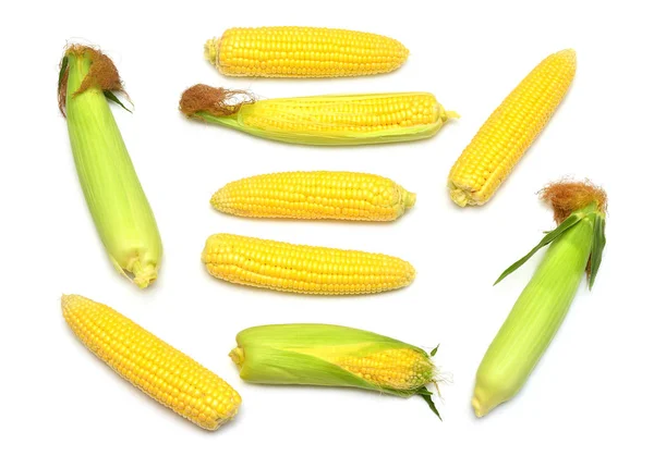 Maïs met huid of zonder huid geïsoleerd op een witte achtergrond. Een c — Stockfoto