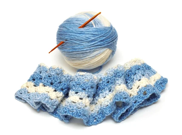 Μάλλινο πλέξιμο μπάλα και κροσές γάντζο απομονωθεί σε λευκό φόντο — Φωτογραφία Αρχείου
