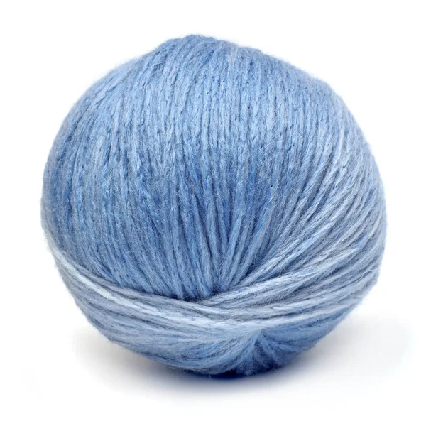 Μπάλα με μπλε νήμα για ράψιμο που απομονώνονται σε λευκό φόντο — Φωτογραφία Αρχείου