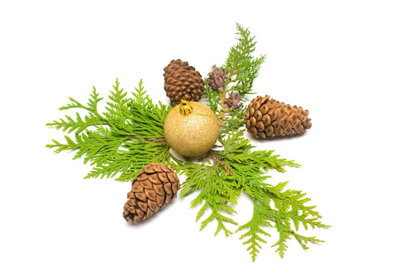 Belo cartão de Natal feito de bola de decoração, cones de pinho a — Fotografia de Stock