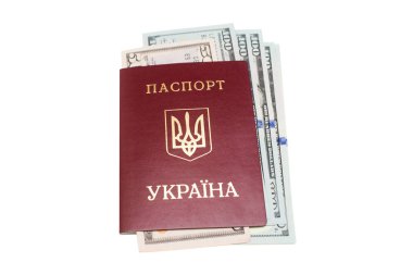 Ukraynalı pasaport ve beyaz arka plan üzerinde izole dolar