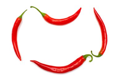 Koleksiyon kırmızı biber biber beyaz arka plan üzerinde izole dilimler halinde kesin. Yaratıcı baharatlı keskin. Düz yatıyordu, en iyi görünümü