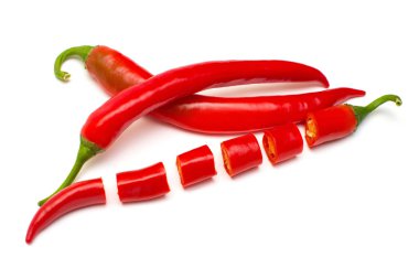 Kırmızı biber beyaz arka plan üzerinde izole dilimler halinde kesin. Yaratıcı baharatlı keskin. Düz yatıyordu, en iyi görünümü