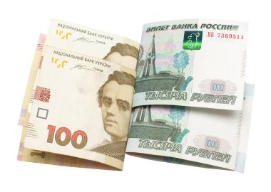 Yüz Ukrayna ulusal para birimi hryvnia ve beyaz arka plan üzerinde izole Rusça bin ruble. Finans, Uluslararası Politika