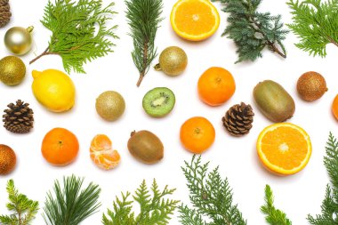 Limon, kivi, mandalina, portakal, Noel top ve çam kozalakları iğne yapraklı bitkiler ile tropikal meyve yaratıcı şenlikli kartından. Ardıç, çam ağaçları, Mazı (bitki) dallarında. Glitter. Yeni yıl, 2019. Düz yatıyordu, en iyi görünümü 