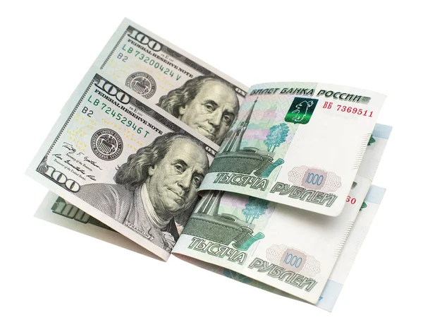 アメリカ紙幣の 100 ドルとロシアは 白い背景で隔離の千ルーブル 国際政治 — ストック写真