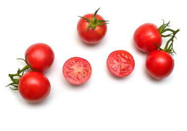 Bütün ve dilimlenmiş izole üzerinde beyaz arka plan domates koleksiyonu. Lezzetli ve sağlıklı yemek. Düz yatıyordu, en iyi görünümü 