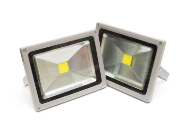 Beyaz arka plan üzerinde izole iki led projektör. Sokak economica