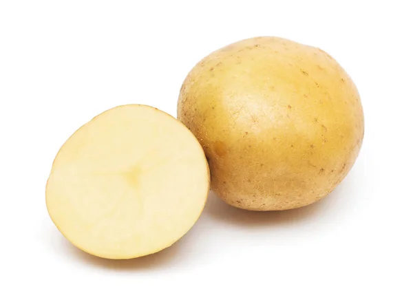 Молодой картофель цельный и ломтик изолирован на белом фоне. Хар — стоковое фото