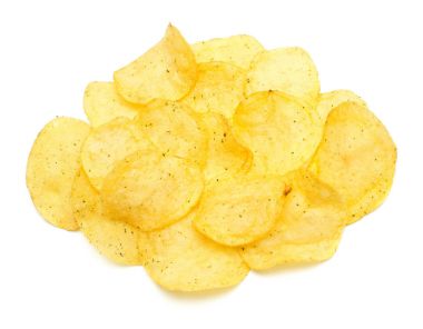 Patates cipsi beyaz arka plan üzerinde izole. Düz yatıyordu, en iyi görünümü 