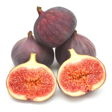 İncirler taze sulu. Beyaz bir sırt üzerinde yalıtılmış tam ve yarım meyve