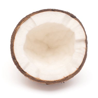 Hindistan cevizi meyvesinin yarısı beyaz arka planda. Tropik, avuç içi.