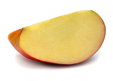 Beyaz arka planda izole edilmiş kırmızı elma dilimi. Taze meyve..