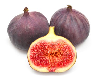 İncirler taze sulu. Beyaz bir sırt üzerinde yalıtılmış tam ve yarım meyve