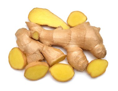 Taze zencefil kökü ve dilim beyaz arka plan üzerinde izole. Creati