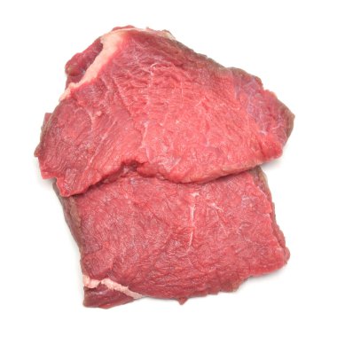 Beyaz arka planda izole edilmiş taze dana eti. Çiğ biftek.. 