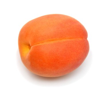 Beyaz arka planda izole edilmiş bir kayısı meyvesi. Düz yatıyordu, üstte.