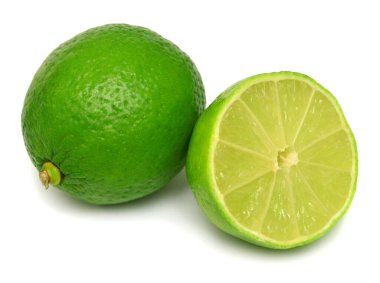 Beyaz arka planda limon meyvesi var ve yarısı izole. Yaratıcı