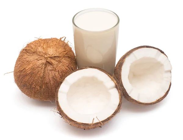 Leite de coco com noz inteira fresca e meio isolado em um b branco — Fotografia de Stock
