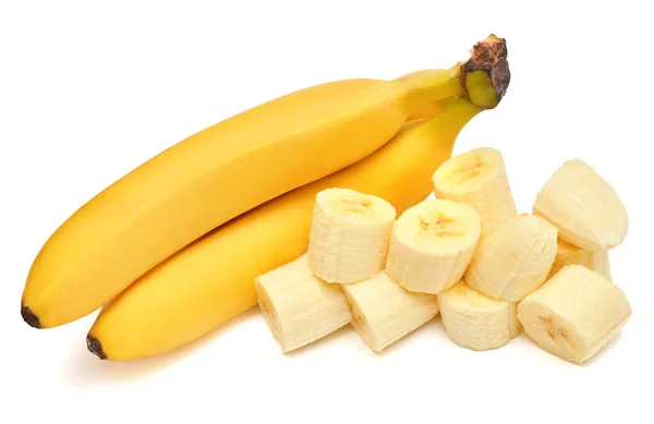 พวงกล้วยและชิ้นแยกกันบนพื้นหลังสีขาว ท็อปวิว, f — ภาพถ่ายสต็อก