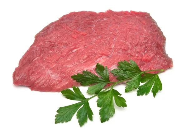 Свежее мясо телятины и петрушки изолированы на белом фоне. Raw — стоковое фото