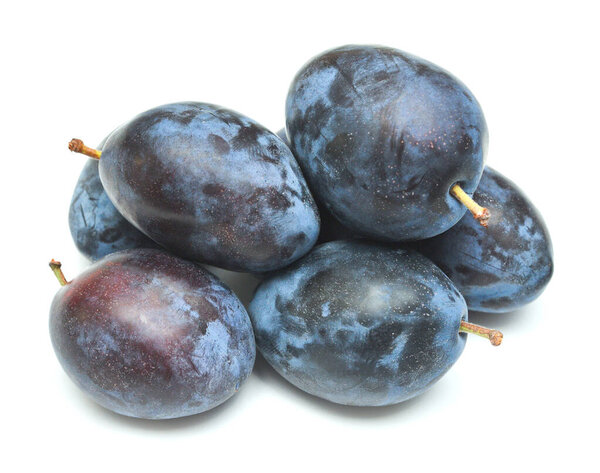 Сливы изолированы на белом фоне. Полезный плод для здоровья
