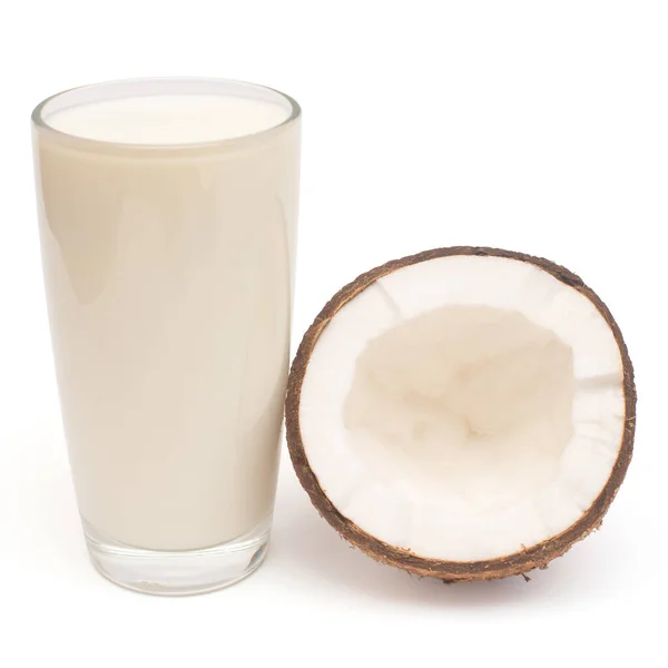 Leite de coco com meia noz fresca isolado sobre um fundo branco . — Fotografia de Stock
