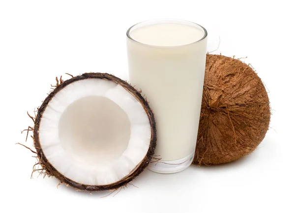 Leite de coco com noz inteira fresca e meio isolado em um b branco — Fotografia de Stock