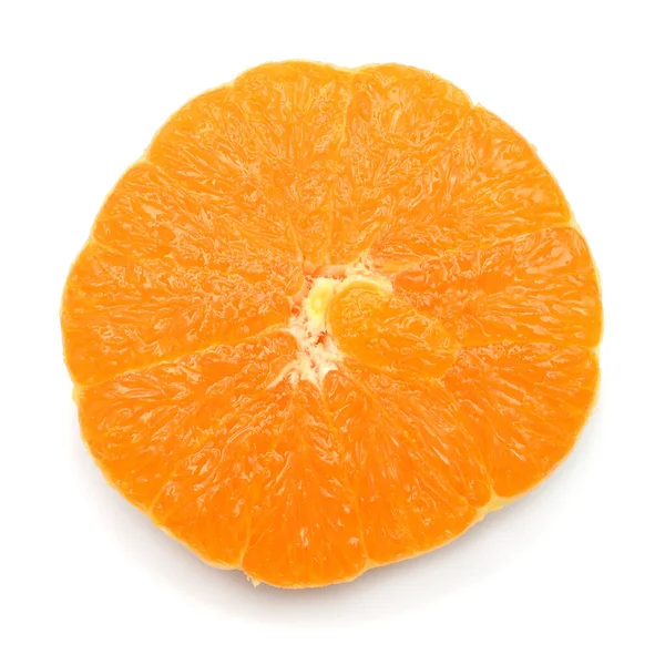 白い背景に皮膚のない半オレンジ色の果実。クレア — ストック写真
