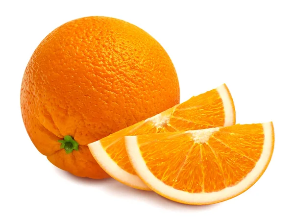 Плоды апельсина целые и слизни изолированы на белом фоне с c — стоковое фото