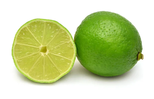Beyaz arka planda limon meyvesi var ve yarısı izole. Yaratıcı — Stok fotoğraf