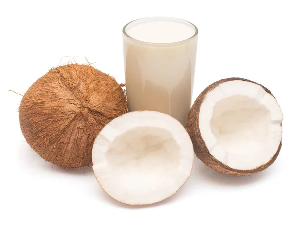 Kokosmilch mit frischer Vollnuss und zur Hälfte isoliert auf einem weißen B — Stockfoto
