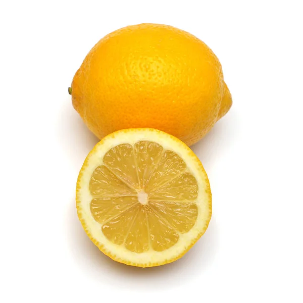 Група стиглих лимонних цитрусових цілих і наполовину ізольованих на білому фоні — стокове фото