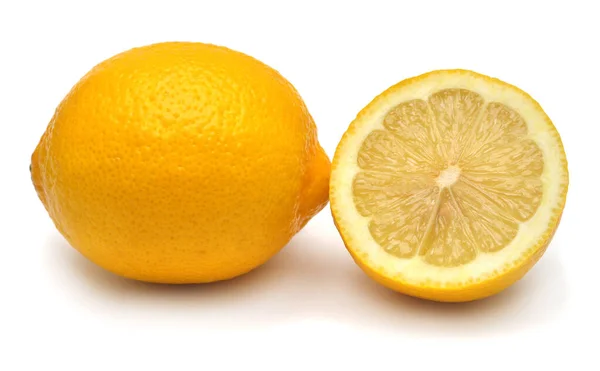 Група стиглих лимонних цитрусових цілих і наполовину ізольованих на білому фоні — стокове фото