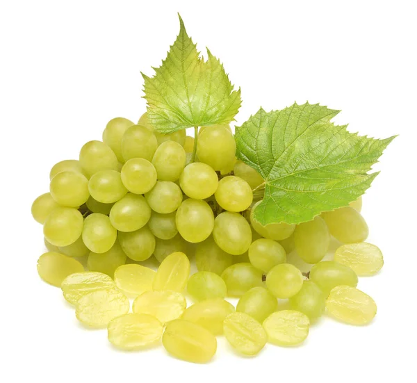 Świeże zielone winogrona gałąź z liści izolowanych na białym tle — Zdjęcie stockowe