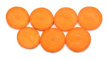 Beyaz arka planda izole havuç dilim. Yaratıcı sağlıklı gıda