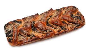 Beyaz arka planda izole edilmiş haşhaş tohumlu çörek. Mükemmel ret.