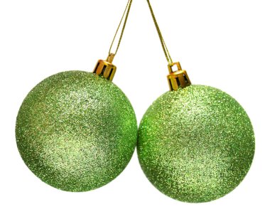 Beyaz arka planda izole edilmiş iki yeşil noel topu. Mükemmel.