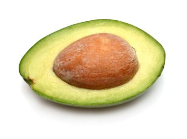 Avokado beyaz arka planda yarı izole. Mükemmel bir rötuş.
