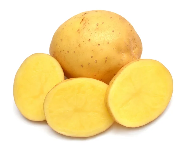 Jeunes pommes de terre et tranches isolées sur fond blanc. Récolte nouvelle — Photo