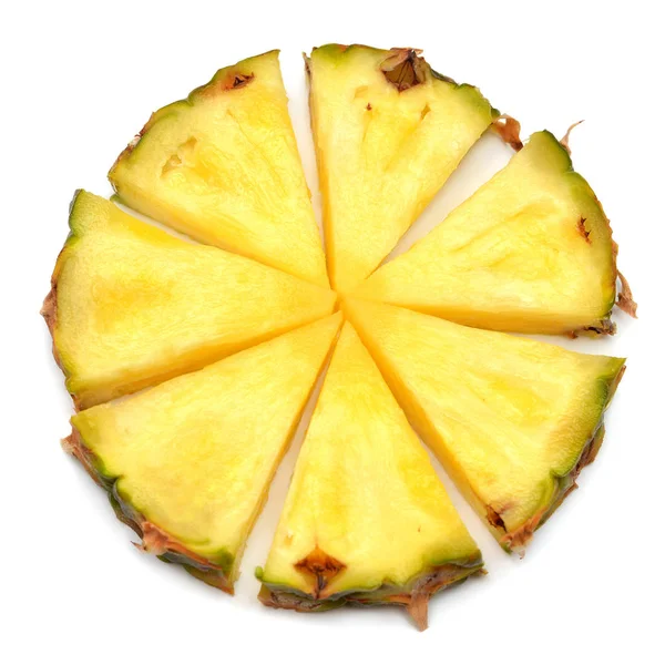 Pedaços de abacaxi frutas isoladas no fundo branco. Vista superior, f — Fotografia de Stock