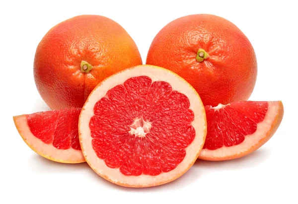 Grapefruit vcelku, nakrájený na plátky a napůl izolovaný na bílém pozadí. C — Stock fotografie