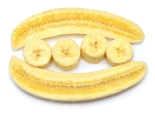 Банан скользит и наполовину изолирован на белом фоне. Прекрасно. — стоковое фото